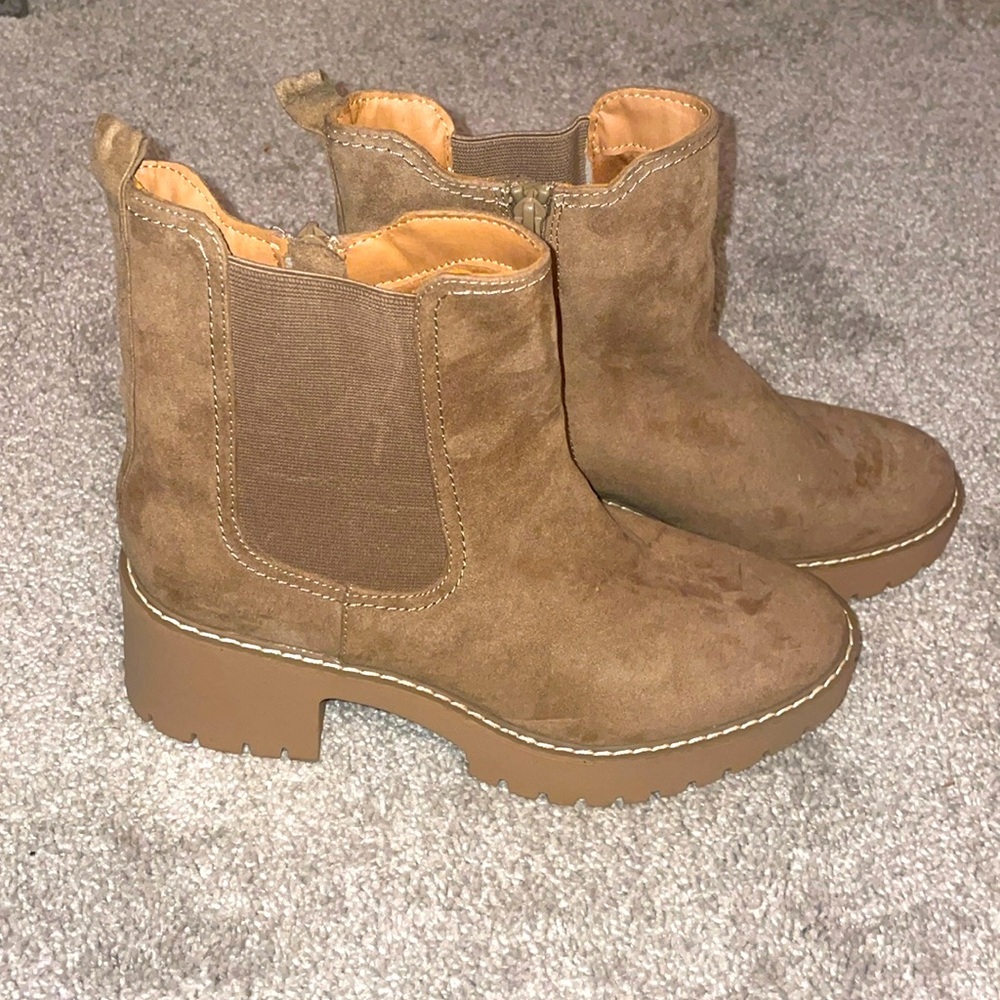 Universal thread taupe lug sole Chelsea boot size 10 faux suede